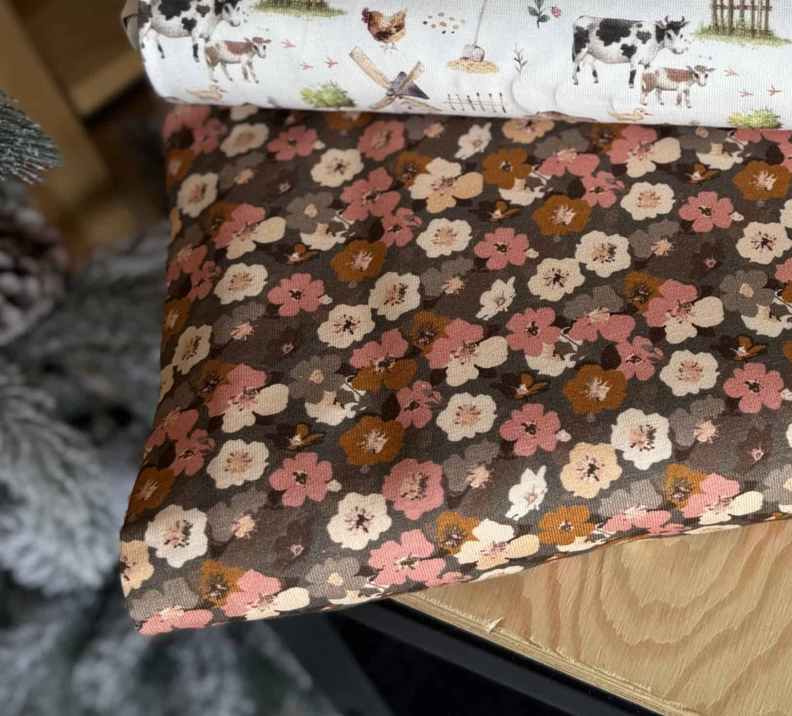 DESIGN. ÚPLET: Květinky na tmavé